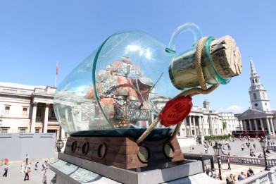Photo de la sculpture "Nelson's Ship in a Bottle"